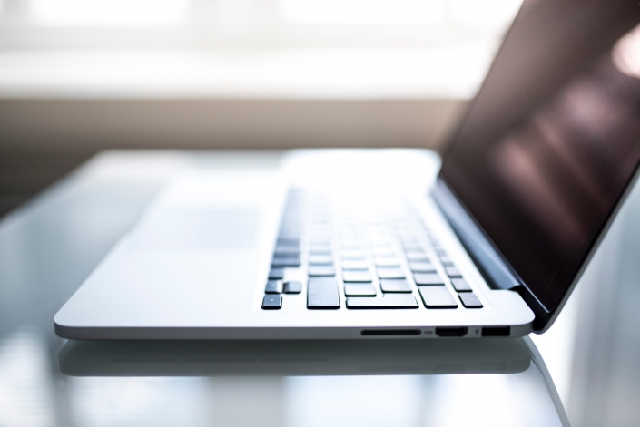 shallow-focus-photography-of-macbook-792199
